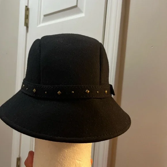 Vintage Betmar Black wool and Gold stud & buckle band Cloche Hat ex guc - Picture 4 of 11